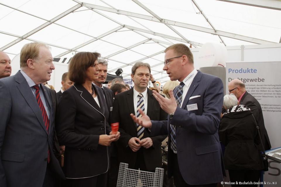 Unterhielten sich angeregt auf der Rennsteigmesse: Ilse Aigner (zweite von links) und Bernhard Weisse (rechts).