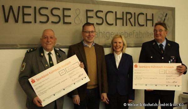 Gerhard Bergmann (right), chairman of the FFW Ludwigsstadt and Johannes Haase (left), 1. Schützenmeister thanked at the donation handover and promissed a meaningful use of funds. 